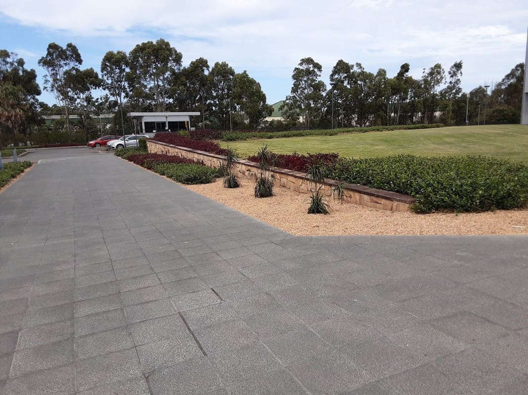 Commercial landscape retaining wall and garden